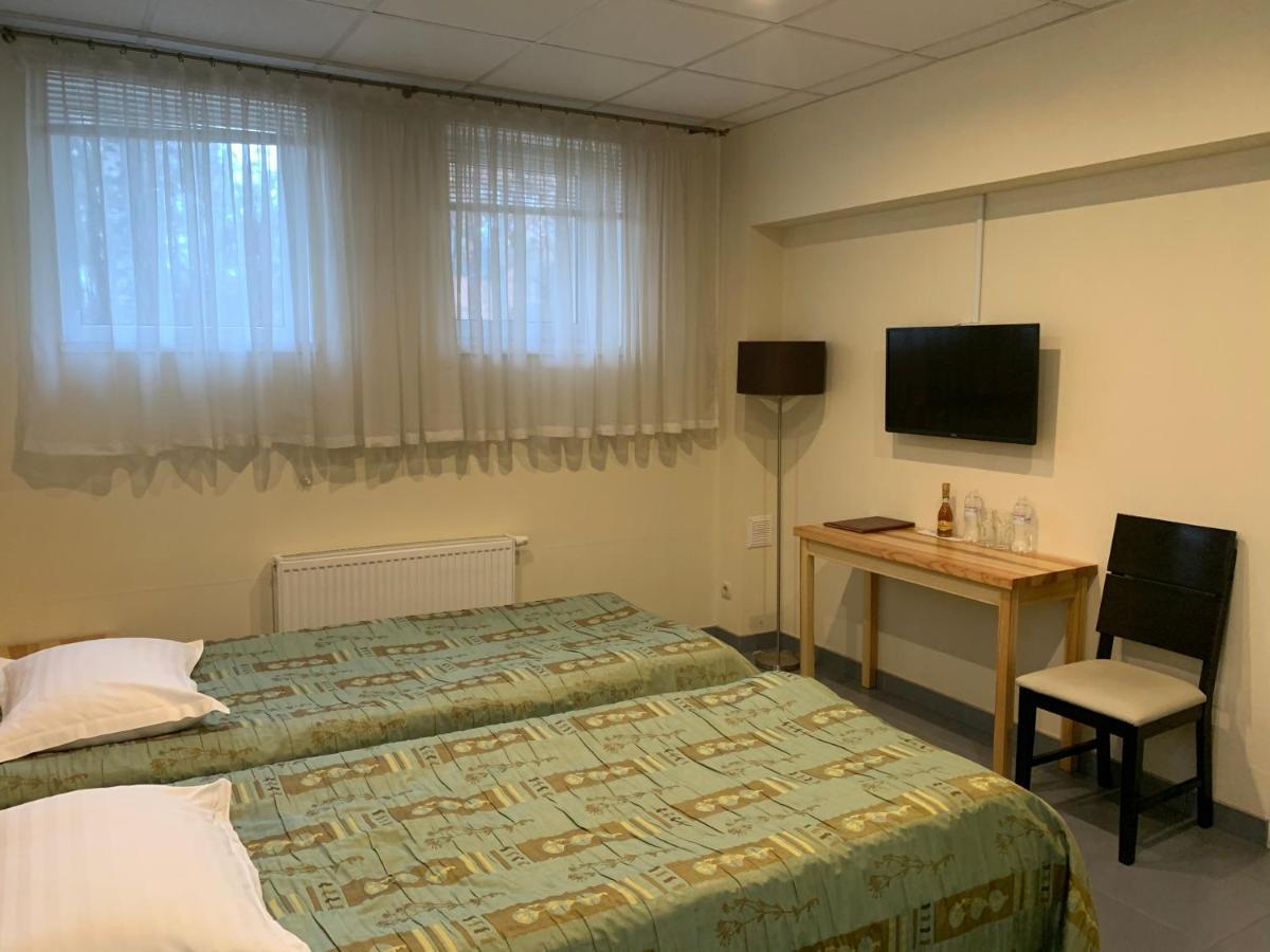 Viktoria Park Hotel Буча Екстериор снимка
